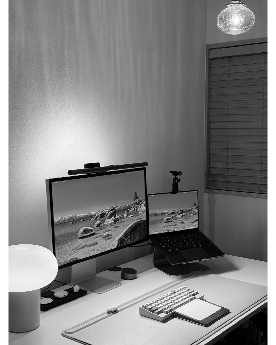 etuadの作業デスク。モニター、ノートPC、キーボードが並ぶ